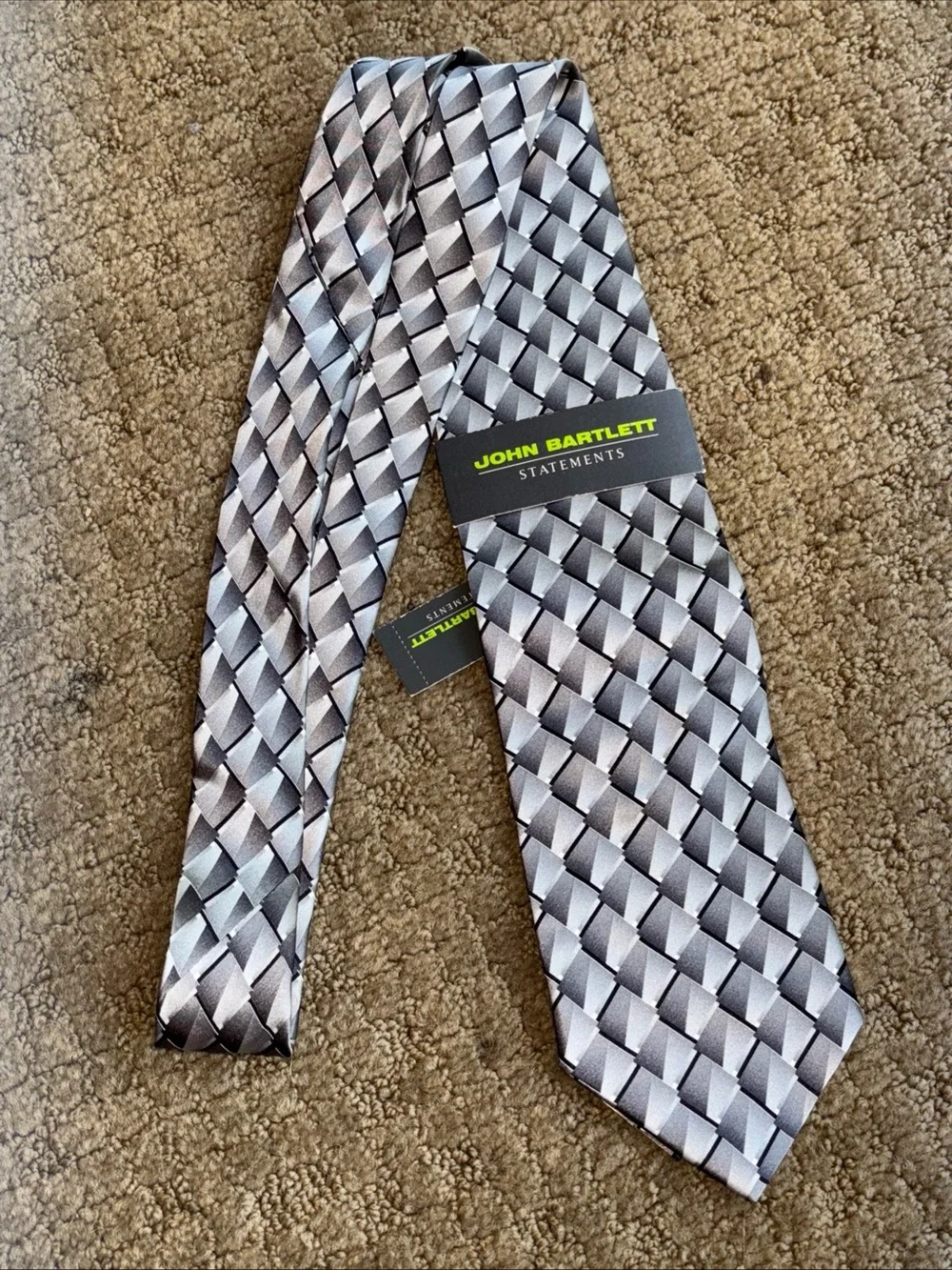 New with tags silk Men’s Silver Geometric neck Tie